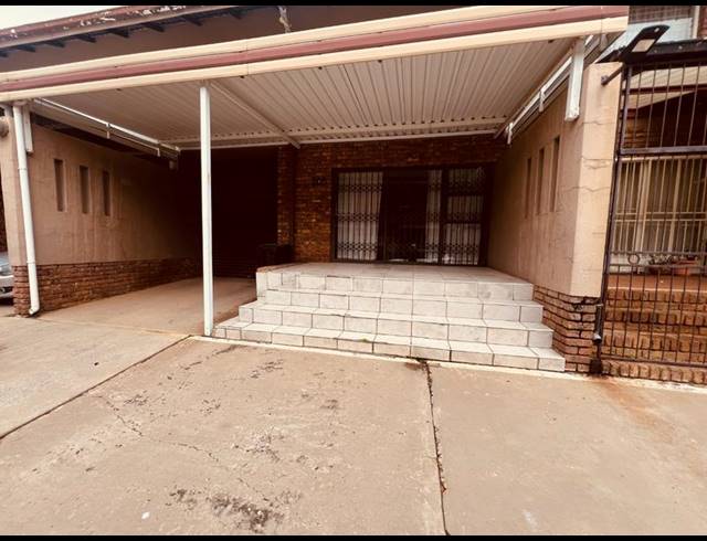 3 BEDROOM TOWNHOUSE FOR SALE IN SILVERTON